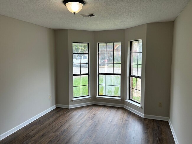 Foto del edificio - 3305 Edenshire Ln