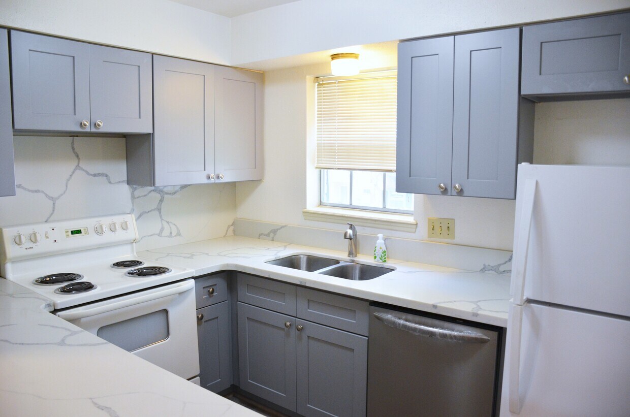 Foto principal - 13012 Trail Hollow Dr