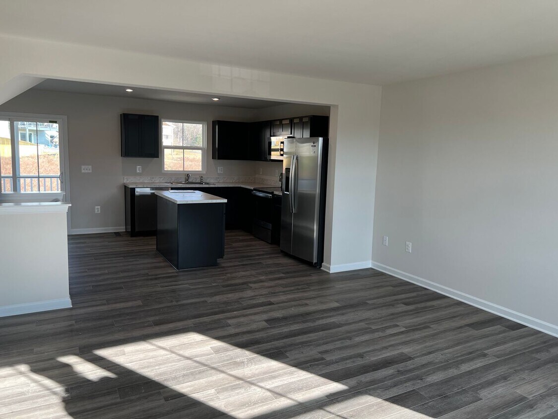 Foto del edificio - Ryan Built Newer Townhome End Unit