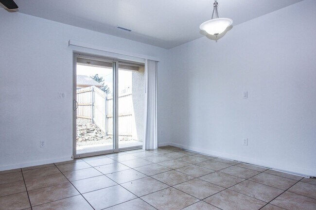 Foto del edificio - Three Bedroom Duplex