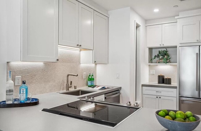 Building Photo - Contemporary Unit with High-End Features