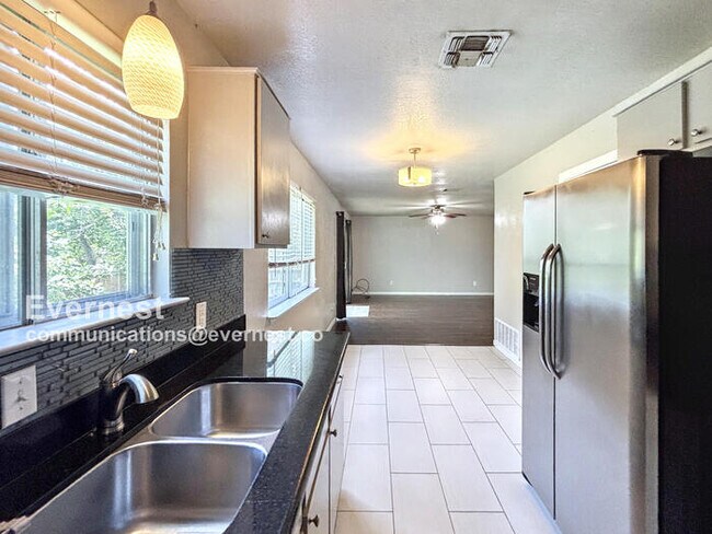 Foto del edificio - 7203 Barnsdale Way