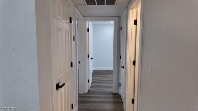Foto del edificio - 5170 River Glen Dr
