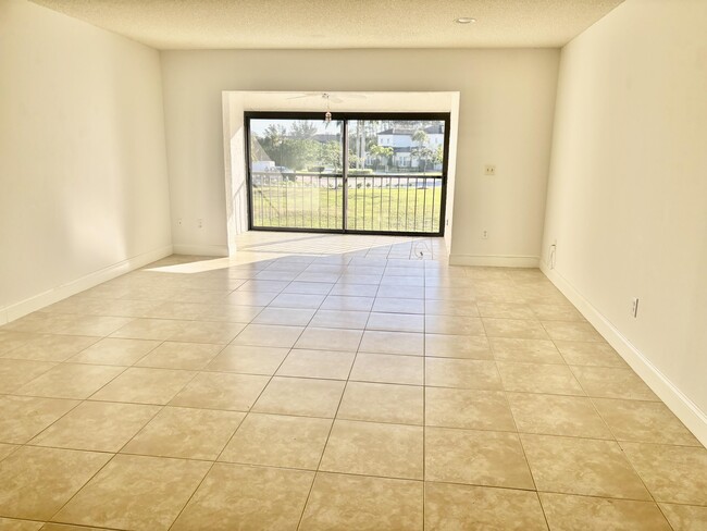 Building Photo - 9264 Vista Del Lago