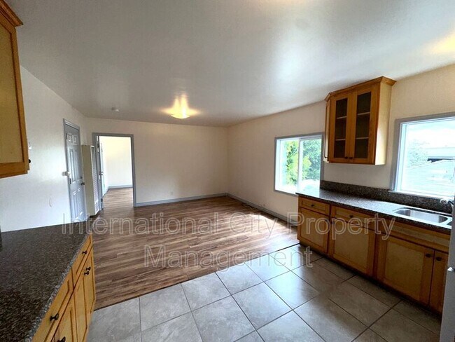Building Photo - 424 W 108th St