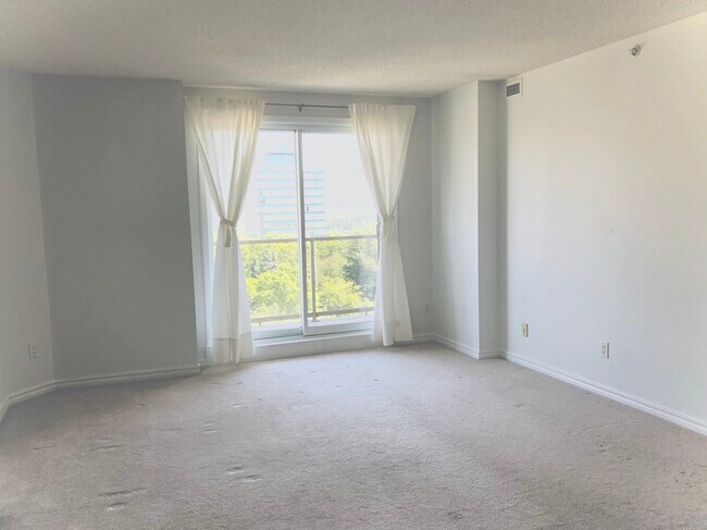 Photo du bâtiment - 9741 110 St NW