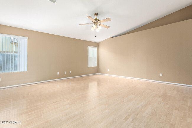 Foto del edificio - 10633 W Windsor Ave