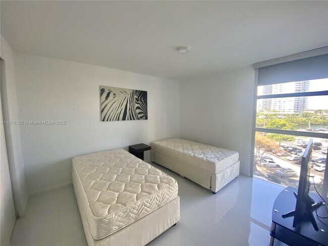Foto del edificio - 3731 N Country Club Dr