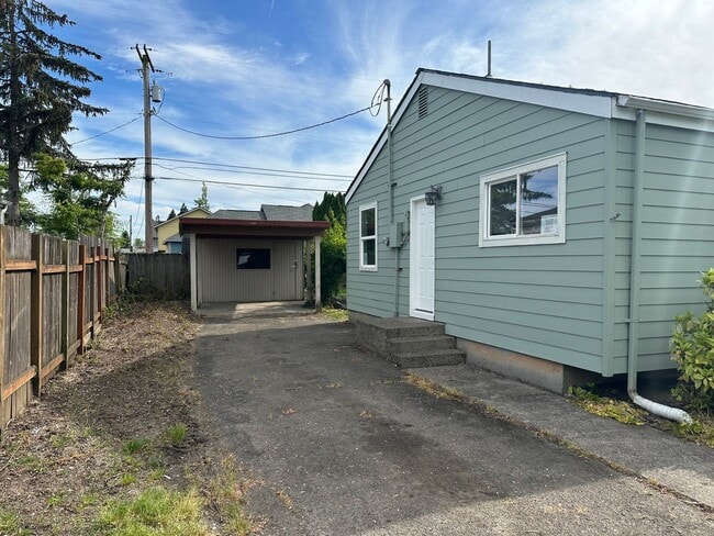 Building Photo - Charming 2 bed 1 bath house in a great nei...