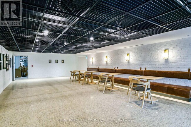 Photo du bâtiment - 2946 Dundas St W