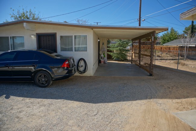 Cada apartamento tiene un estacionamiento techado o garaje. - Borrego Apartments