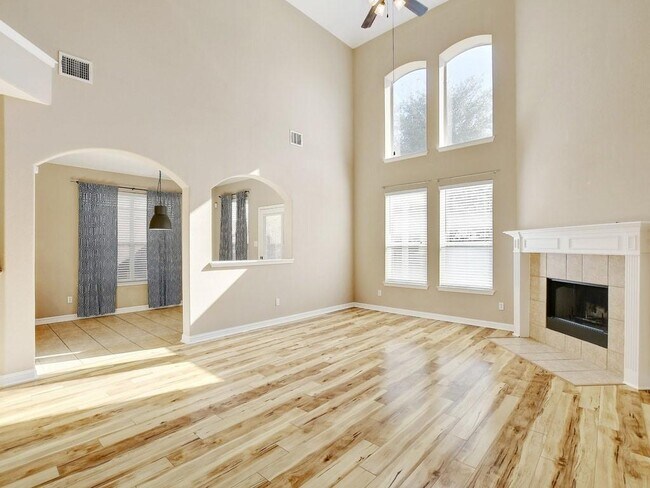 Building Photo - 620 Middle Creek Dr