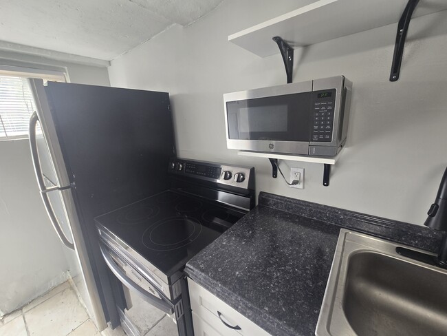 Building Photo - 5044 N Sydenham St