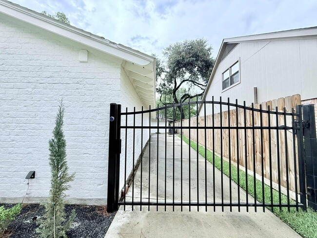 Building Photo - 10027 Lynbrook Dr