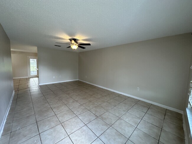 Foto del edificio - Convenient location close to everything!