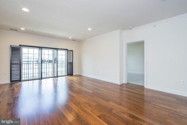 Building Photo - 700 Commodore Court