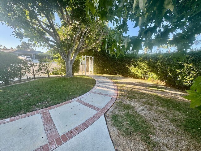 Foto del edificio - Elegant 4 bedroom, 3 bath large home locat...