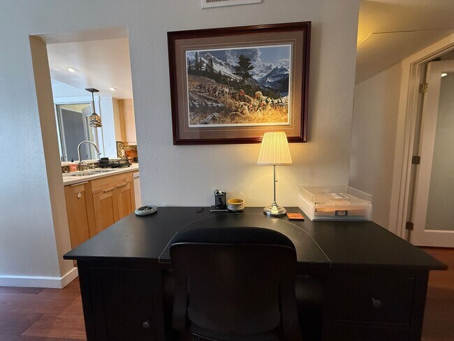 Foto del edificio - Fully Furnished 2 Bed 2 Bath Condo with Private Patio, 2 Gated Parking Spaces, Pool and Gym
