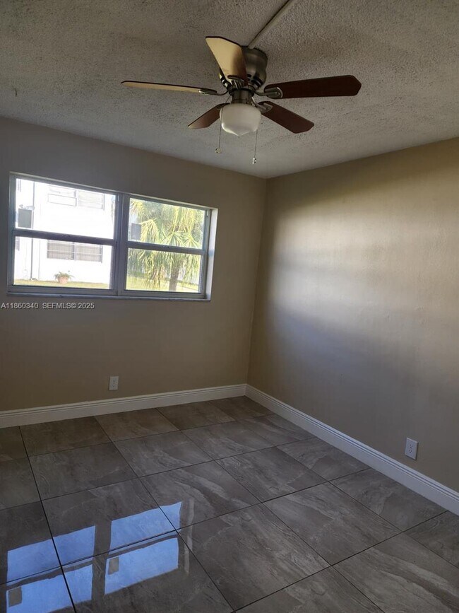 Foto del edificio - 1400 NW 43 Terrace