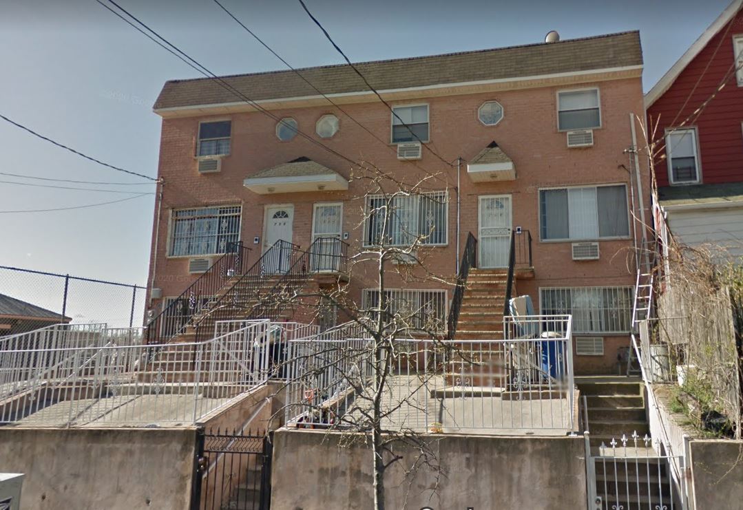 Foto principal - 754 E 216th St