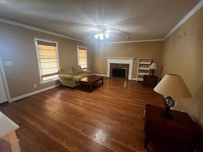 Building Photo - Three bedroom, 2 bath house in Gibsonville