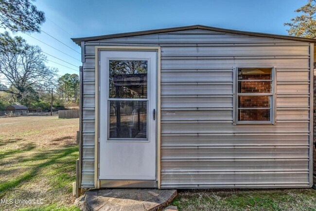 Building Photo - Move In Ready  4br/2ba Single Family Home