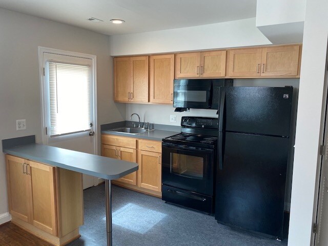 Foto del edificio - 227 63rd St NE