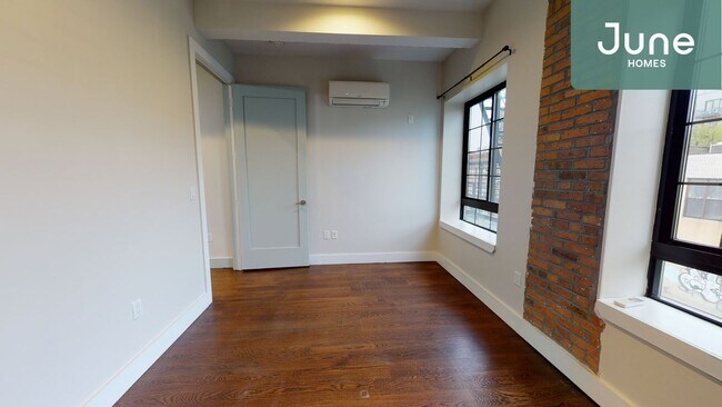 Foto del edificio - ROOM ONLY in 4-bed/2.0-bath Home