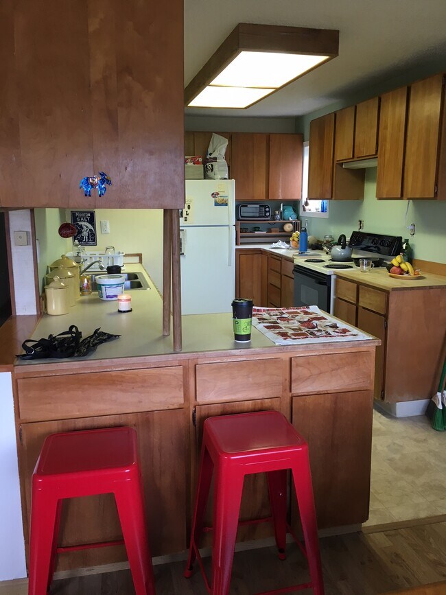 Kitchen - 323 NE 7th St