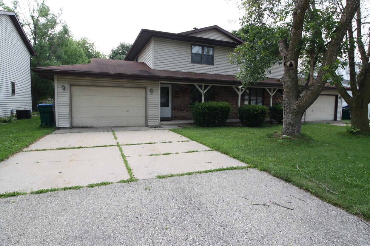 2033 W Jonathon Dr, Appleton, WI 54914 Townhome Rentals in Appleton