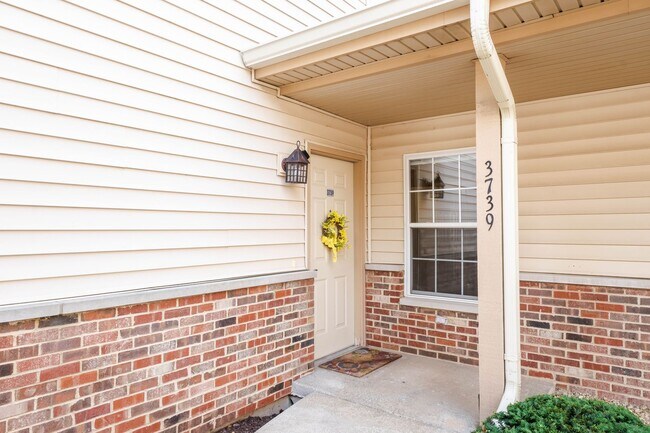 Building Photo - 2 BED / 2 BATH CONDO IN SOUTHWEST CHAMPAIG...