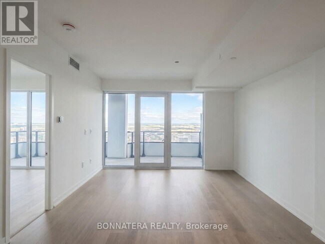 Photo du bâtiment - 448 Burnhamthorpe Rd W
