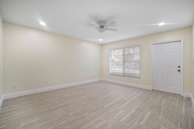 Foto del edificio - ANNUAL RENTAL - 2 Bedroom, 1 Bath w/ Garag...