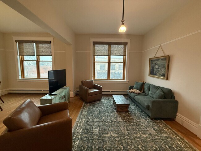 Foto del edificio - Stunning 2-Bedroom Downtown Hamilton Apartment — Modern Comfort Meets Historic Charm