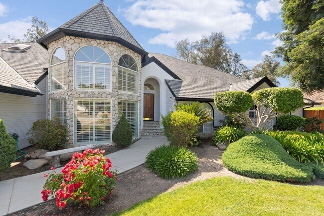 Building Photo - Gorgeous 4/4 Madera Country Club Estate