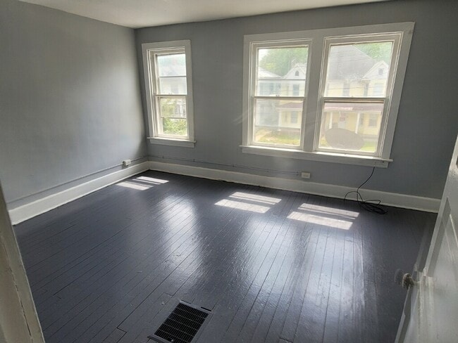 Building Photo - 744 W King St