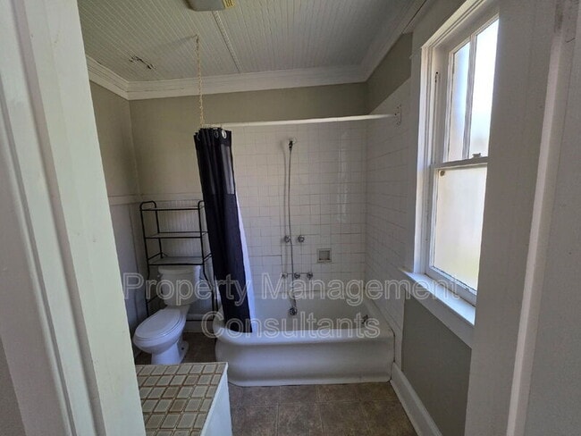 Building Photo - 727 N Sherrod Ave