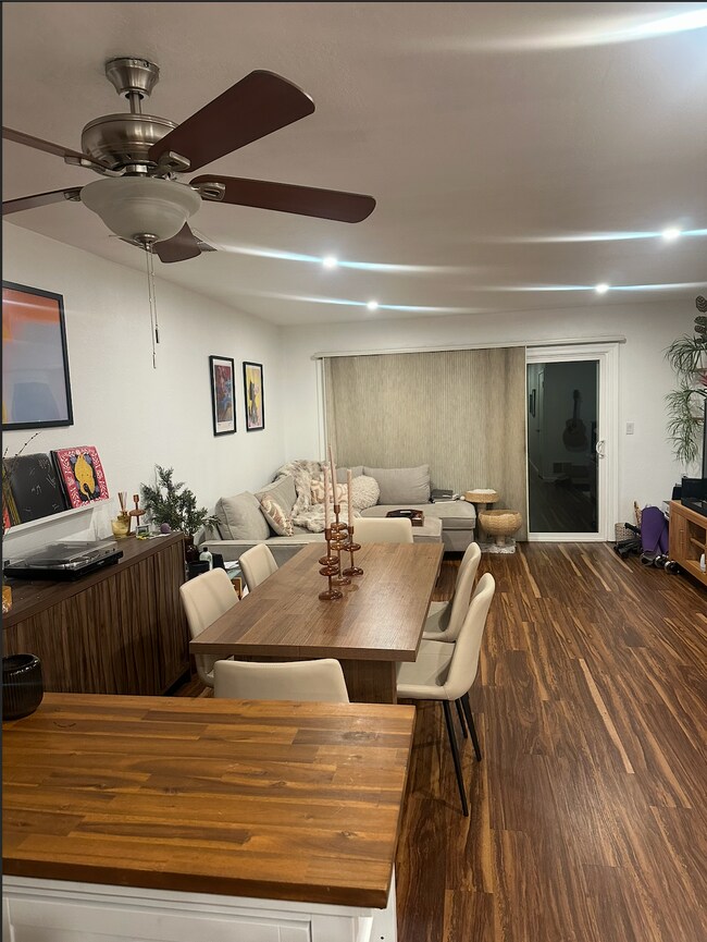Living space - 1411 Creekside Dr
