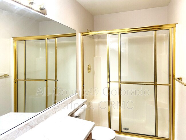 Building Photo - 215 Luxury Lane