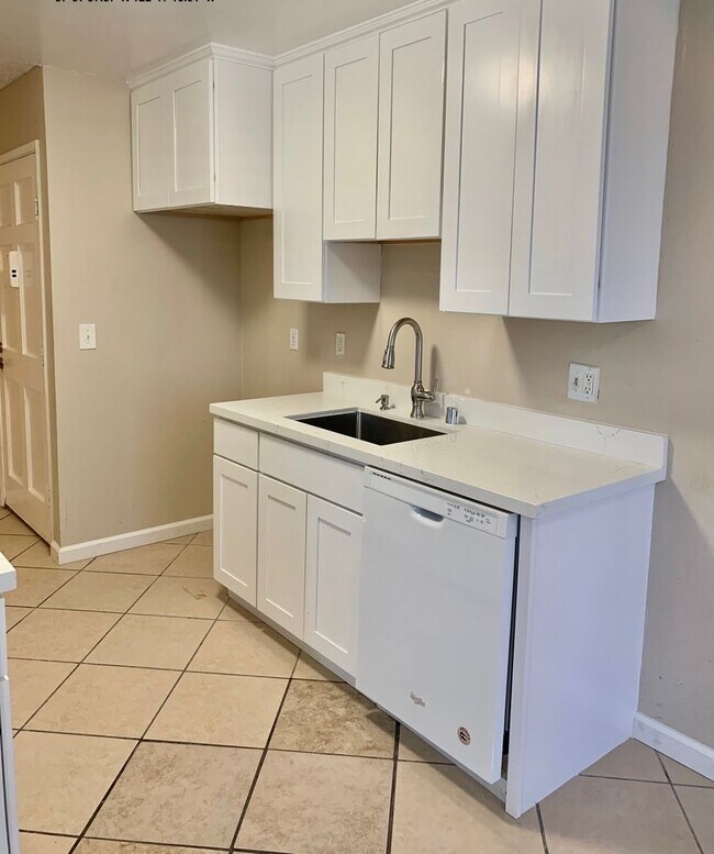 Foto del edificio - 2 Bed 1 Bath Condo in El Sobrante -- COMIN...