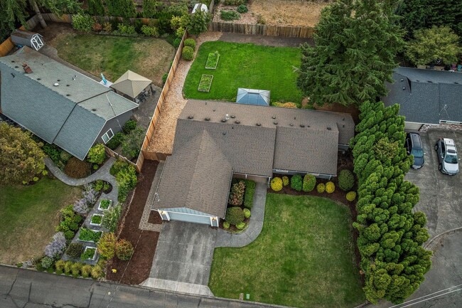 Building Photo - Live in One of Lake Oswego's Most Convenie...
