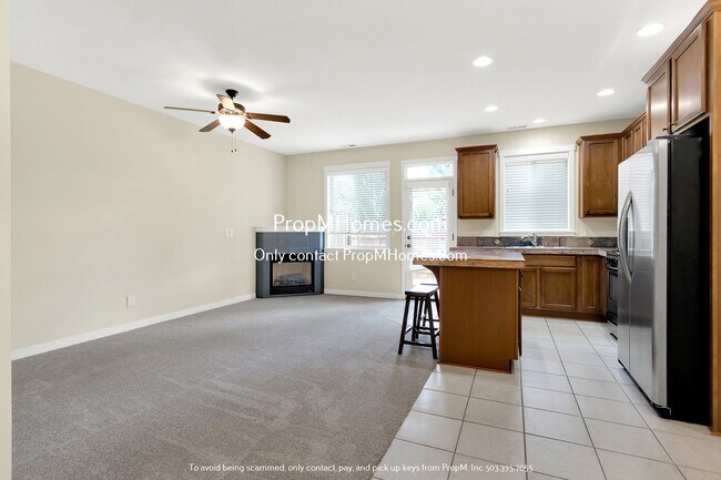 Foto del edificio - Spacious Three-Bedroom Condo Awaits in Des...