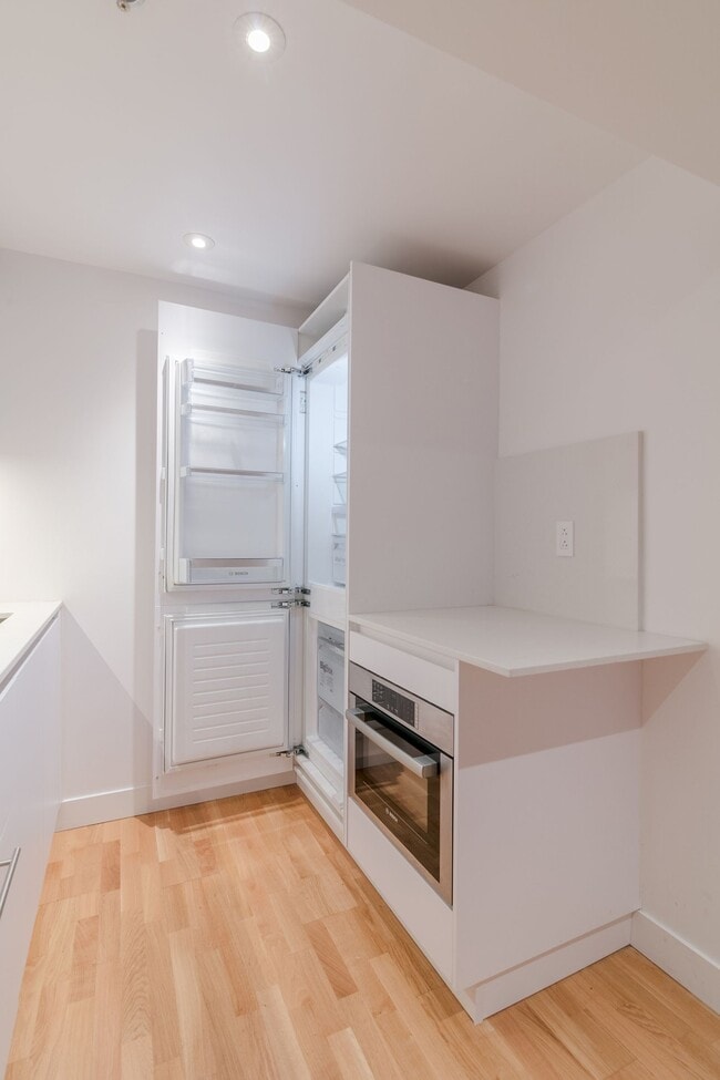 Building Photo - 25 Av des Pins O