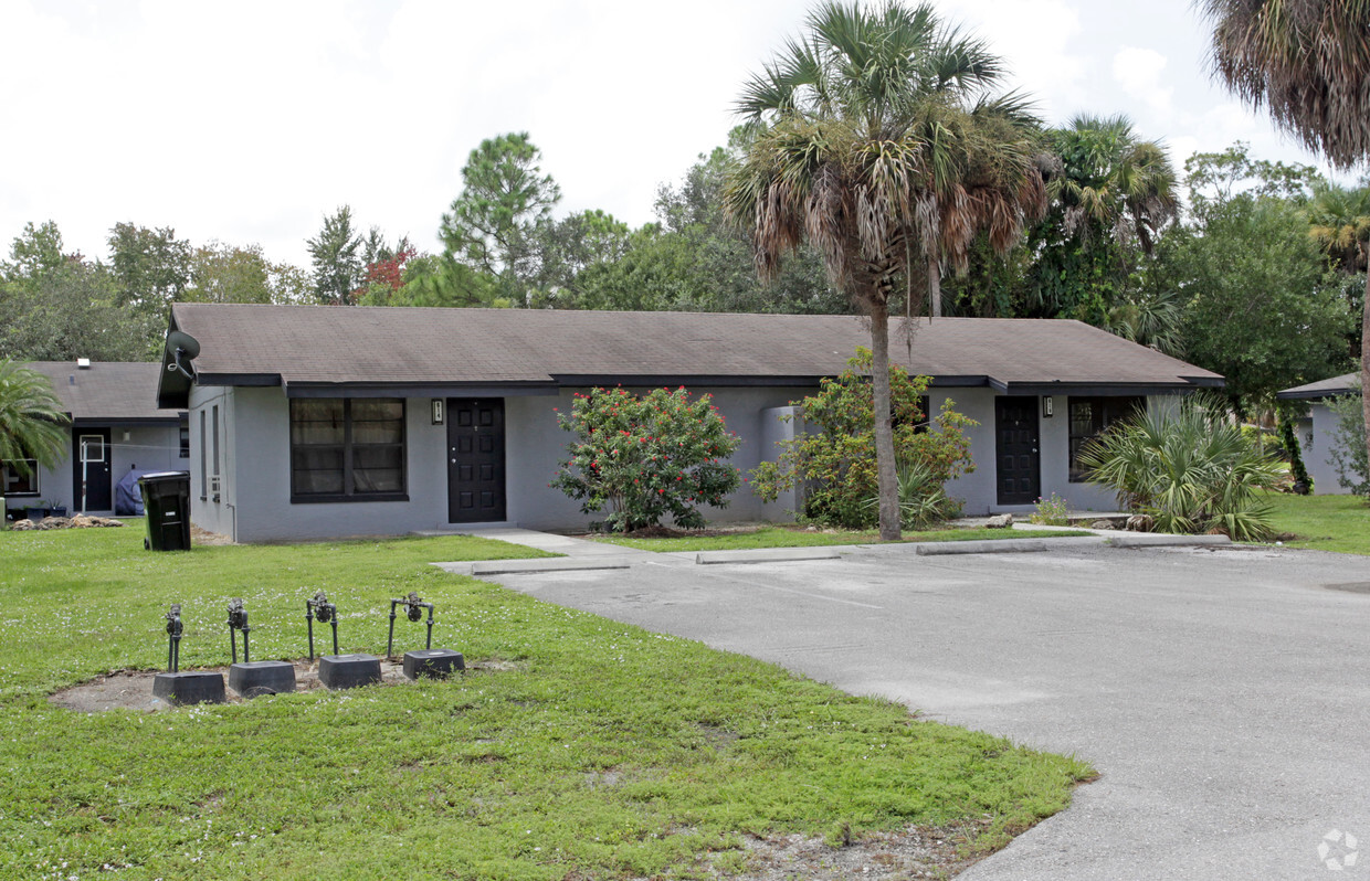 Foto del edificio - Farm Worker Village