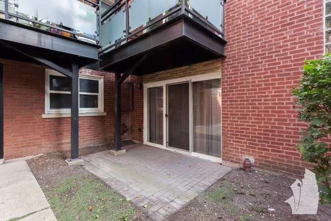 Building Photo - 6427 N Damen Ave