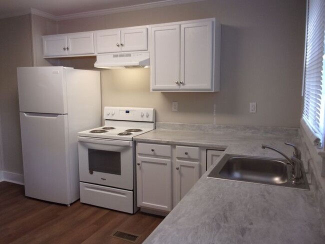 Building Photo - Renovated 2 Bedroom 1 1/2 Bath Townhome - ...