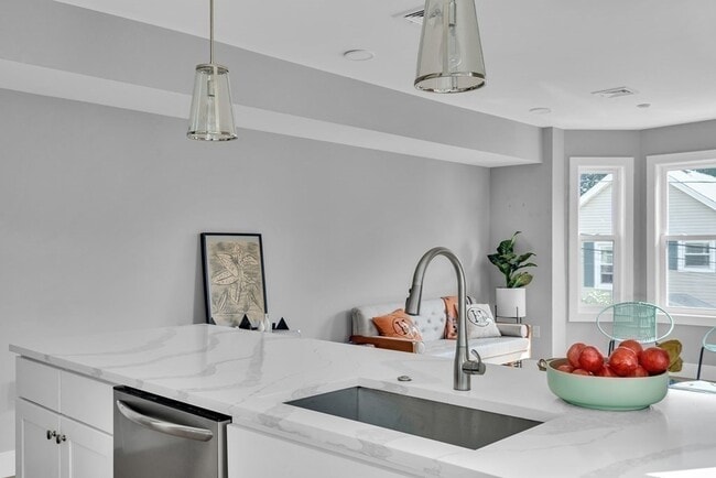 Building Photo - 19 Plymouth St