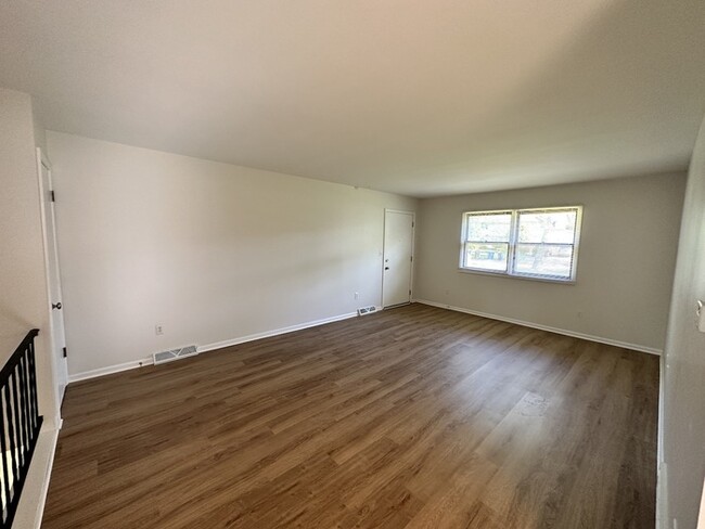 Building Photo - SE Side 3 Bedroom 2 Bathroom Fully Rehabbed