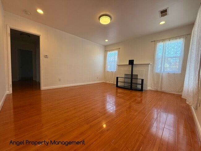 Building Photo - 10724 Bancroft Ave