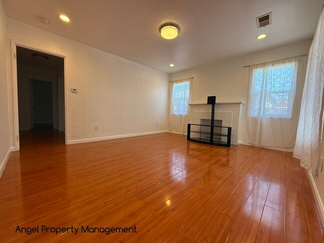 Foto del edificio - 10724 Bancroft Ave